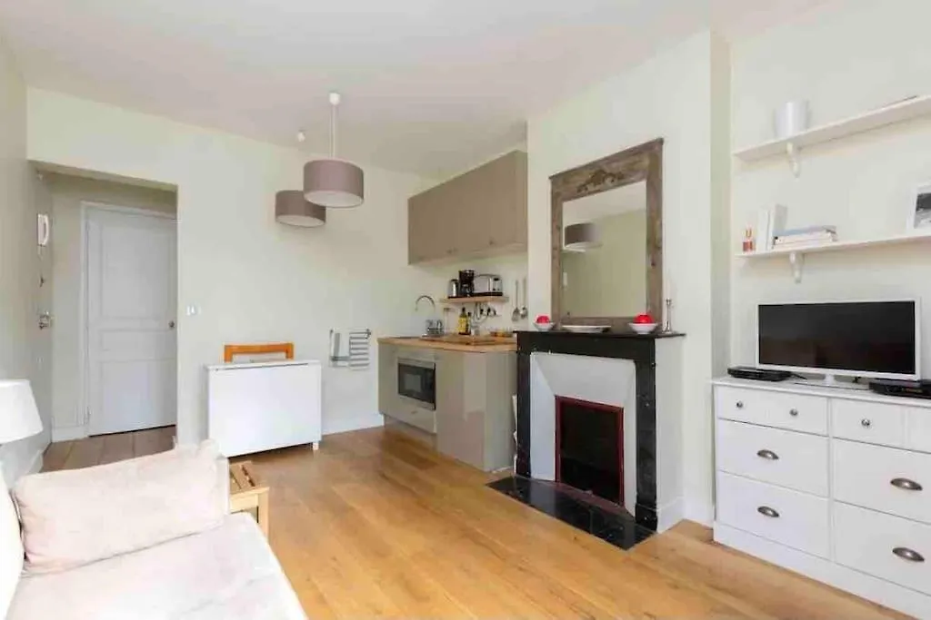 Cozy Apartment Near Champs Elysees Paris